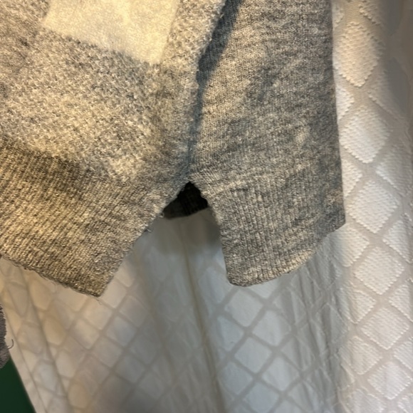 Old Navy Gray and White Buffalo Check sweater, size Medium - Picture 4 of 6